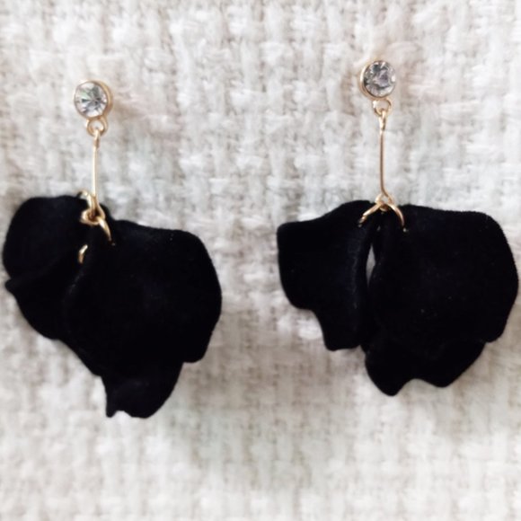 4/$24 - Beautiful Black Velvet Flower Dangle Earrings - Picture 1 of 3